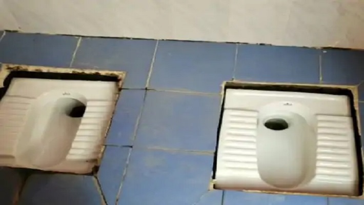 अनोखा टॉयलेट: 10 लाख खर्च के बाद भी नहीं लग सका दरवाजा, सोशल मीडिया पर वायरल हुई फोटो
