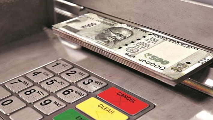 गोरखपुर के इस ATM से रुपए निकालने गए लोगों की लगी लॉटरी, जानें 200 की जगह कैसे निकलने लगे 500 के नोट