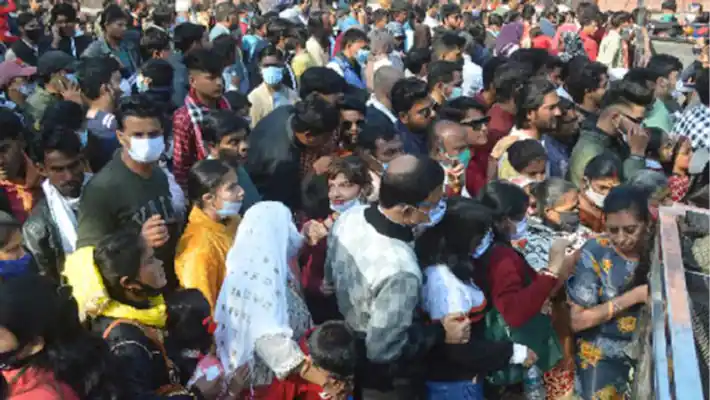 ताजमहल का दीदार करने पहुंचे 35 हजार से अधिक सैलानी, भीड़ में बिलखते नजर आए बच्चे