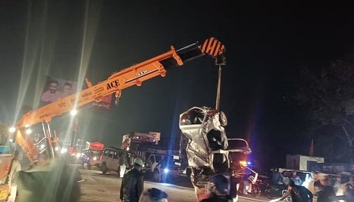 लखनऊ कानपुर नेशनल हाईवे पर तेज रफ्तार ट्रक ने लोगों को रौंदा, 6 की मौत और 2 गंभीर रूप से घायल