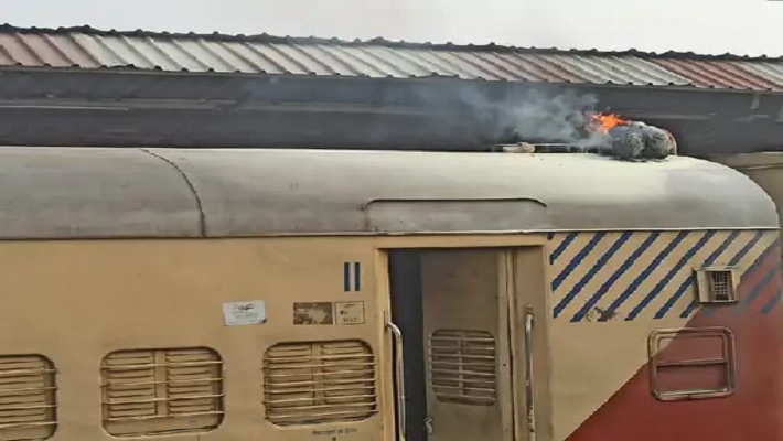 कासगंज: महिला यात्री का चप्पल लेने ट्रेन की छत पर चढ़े युवक की दर्दनाक मौत, OHE लाइन की चपेट में जिंदा जला