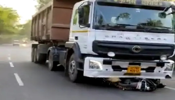 महोबा: स्कूटी सहित मासूम को 2 किमी तक घसीटता ले गया ट्रक चालक, हादसे में दादा-पोते की मौत
