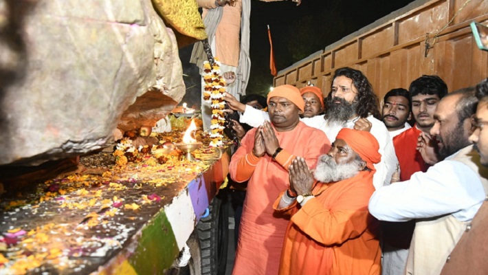 गोरखनाथ मंदिर पहुंची शालिग्राम शिलाएं, फूलों की बारिश कर विधि-विधान से की गई पूजा, भक्तों ने लगाए जय श्री राम के नारे