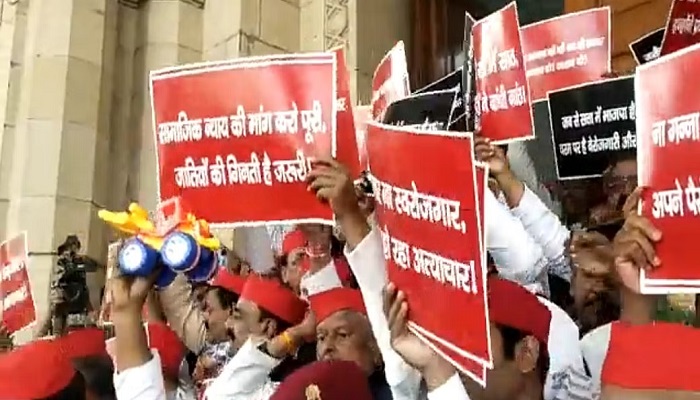 यूपी बजट सत्र: विधानसभा के बाहर सपा ने सरकार के खिलाफ शुरू किया प्रदर्शन, हाथ में तख्तियां लेकर धरने पर बैठे विधायक